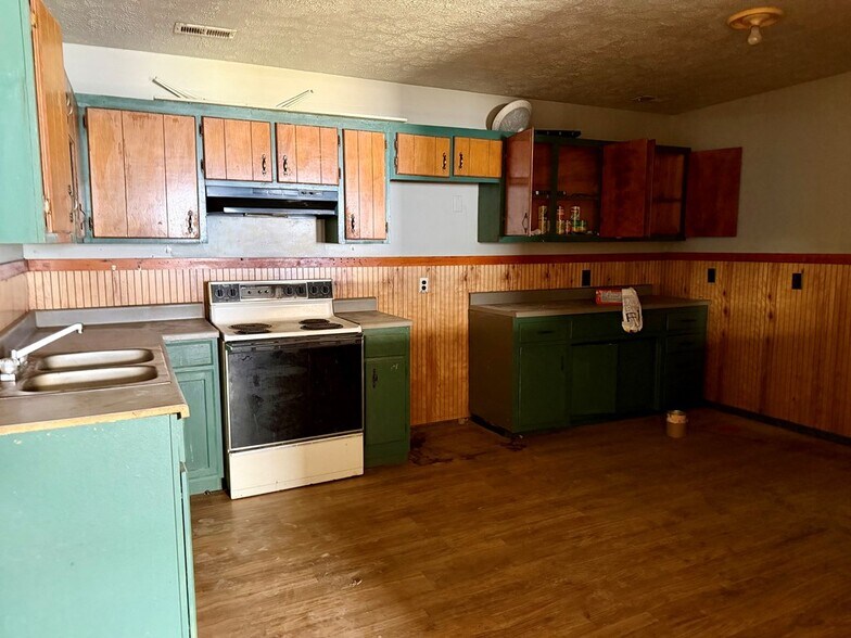 More Photos Of 484 Route 302, West Van Lear Specialty For Sale