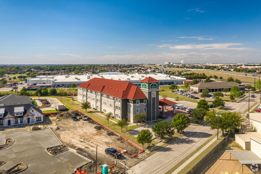 More Photos Of 311 Stadium Dr, Waxahachie Hotel For Sale