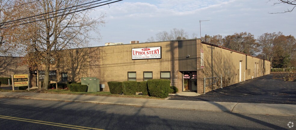 More Photos Of 569 Acorn St, Deer Park Warehouse For Lease