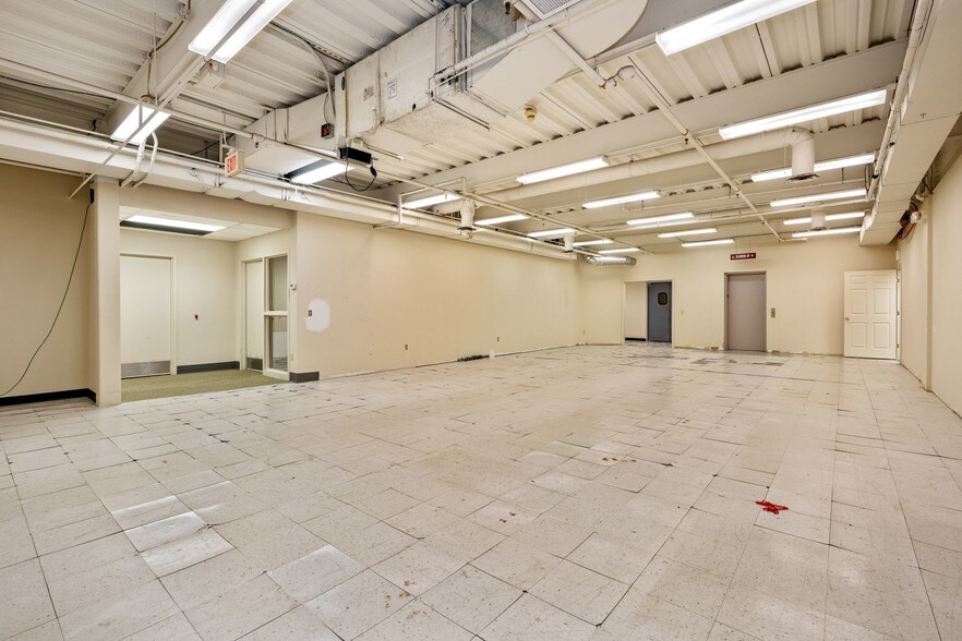 More Photos Of 117 Old State Rd, Brookfield Freestanding For Lease