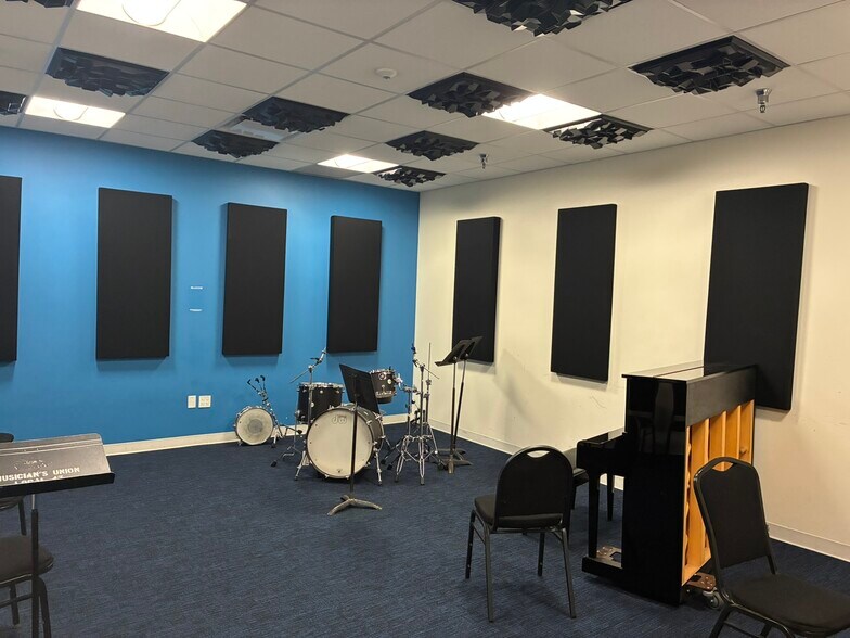 More Photos Of 3220 Winona Ave, Burbank Coworking Space