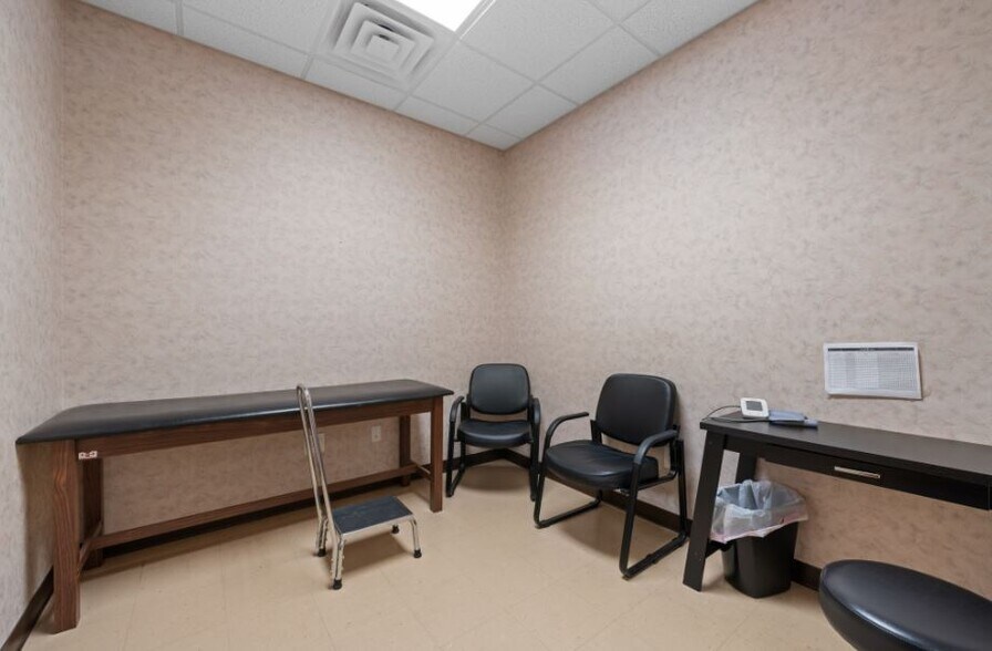 More Photos Of 781 Weatherly Dr, Clarksville Medical For Sale