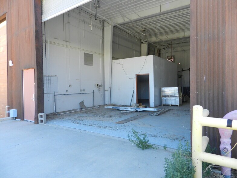 More Photos Of 2520 N River Rd, Olathe Warehouse For Sale