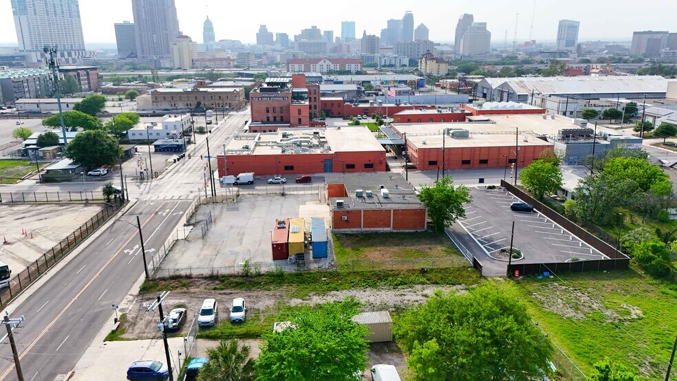 More Photos Of 1403 E Houston St, San Antonio Flex For Lease