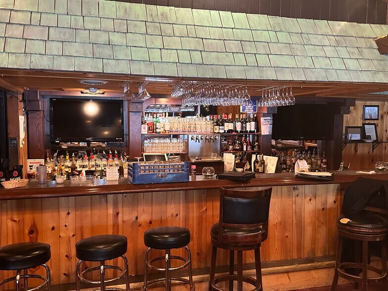 More Photos Of 4443 Chain O Lakes Rd, Eagle River Hotel For Lease