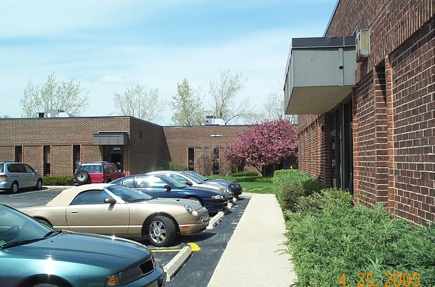 More Photos Of 2448-2490 E Oakton St, Arlington Heights Light Manufacturing For Lease