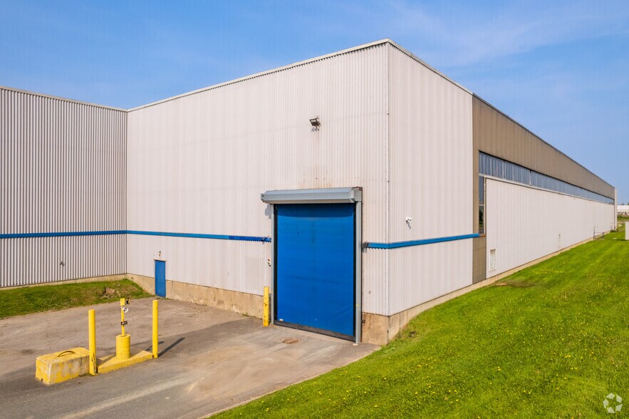 More Photos Of 2000 Rue Halpern, Montréal Distribution For Lease