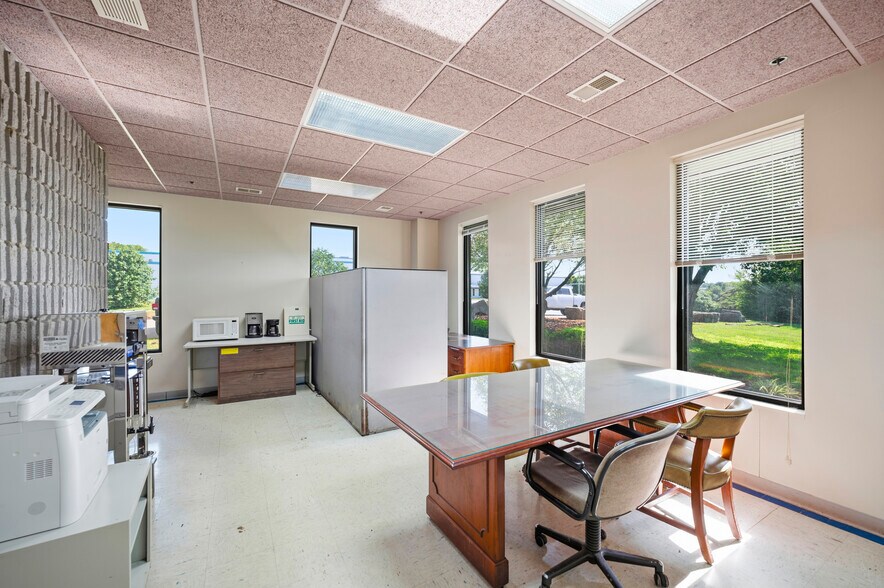 More Photos Of 151 Hanger Cir, Richmond Warehouse For Sale