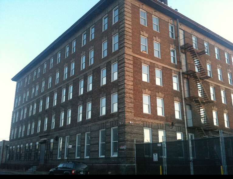 Primary Photo Of 550-560 Barry St, Bronx Warehouse For Lease