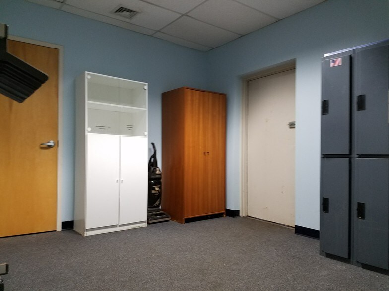 More Photos Of 400 Chapel Rd, South Windsor Light Manufacturing For Sale