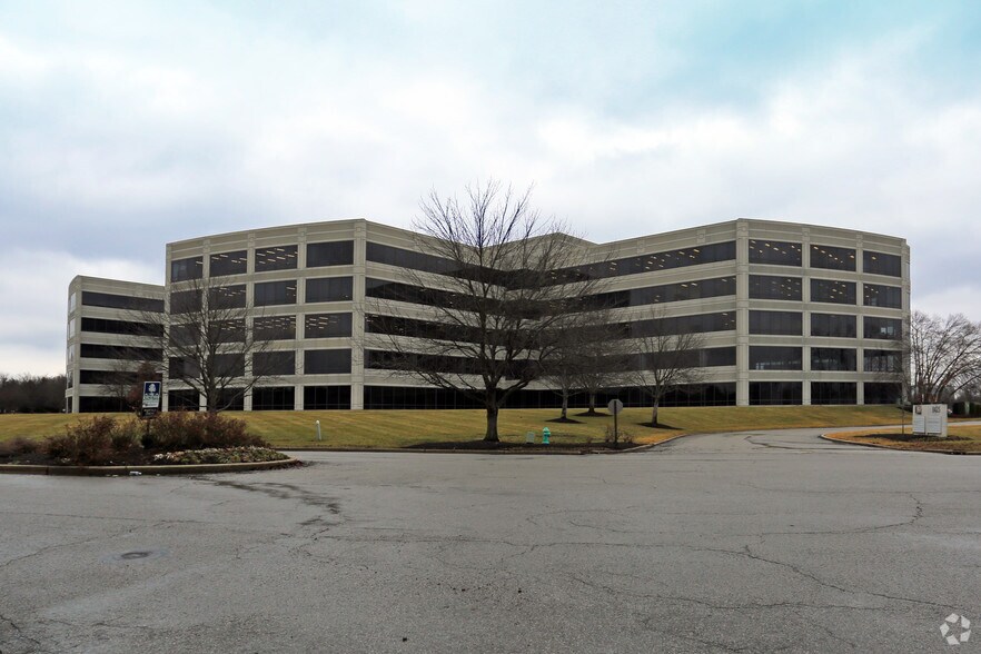 More Photos Of 8425 Woodfield Crossing Blvd, Indianapolis Office For Lease