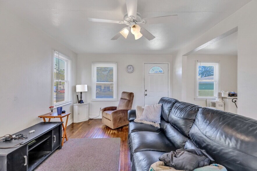 More Photos Of 2203 Skidaway Rd, Savannah Freestanding For Sale