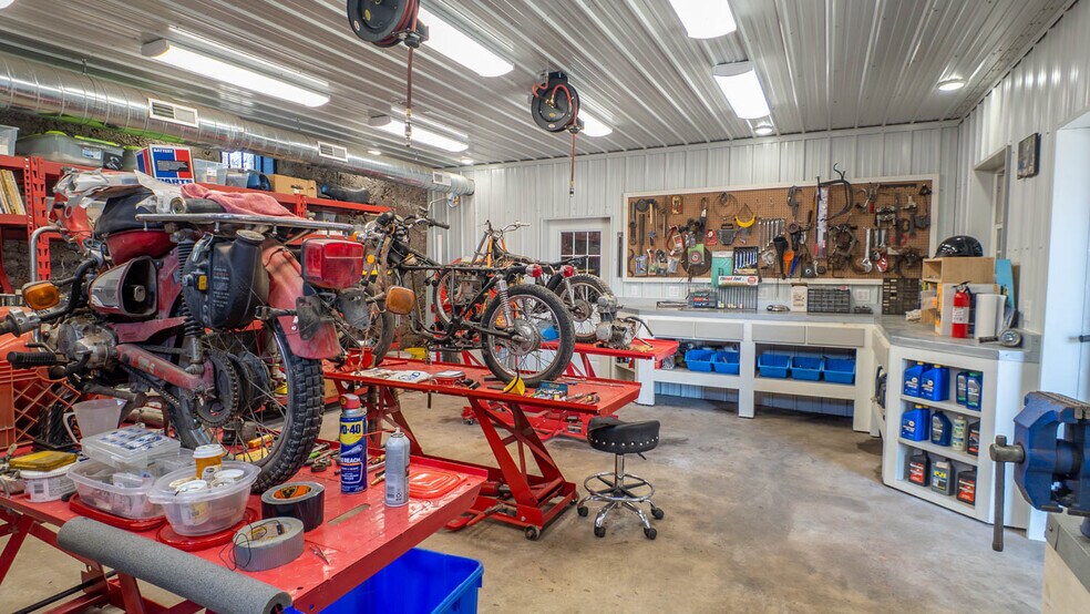 More Photos Of 105 E Couch St, Alton General Retail For Sale