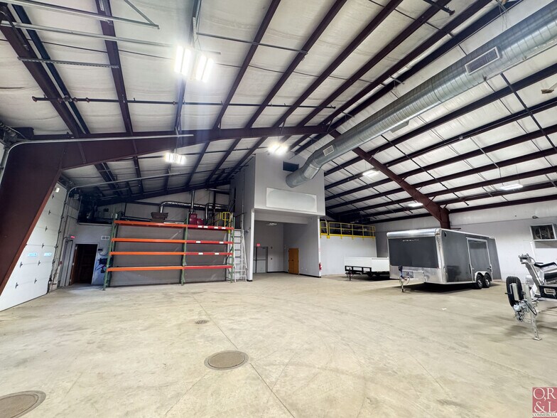 More Photos Of 103R Old Windsor Rd, Bloomfield Warehouse For Lease