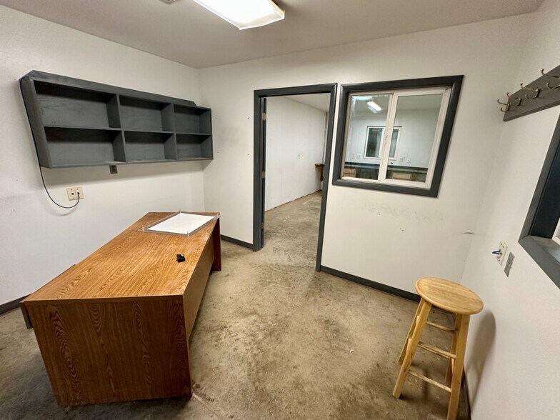 More Photos Of 2305 W Industrial Park Dr, Bloomington Warehouse For Lease