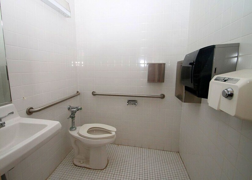 More Photos Of 382 W Main St, Raymondville Office For Sale