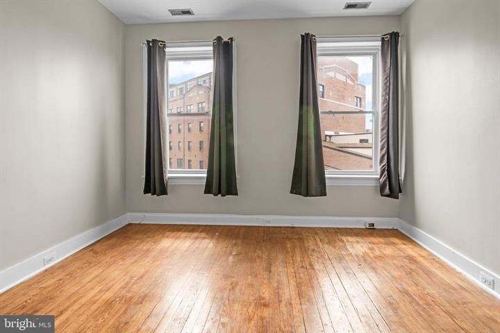 More Photos Of 2112 Fleet St, Baltimore Bar For Sale