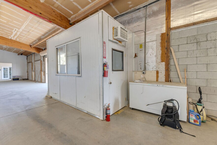 More Photos Of 81500 Industrial Pl, Indio Warehouse For Sale