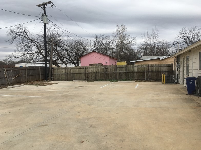 More Photos Of 1913 Hemlock Dr, Haltom City Office For Sale