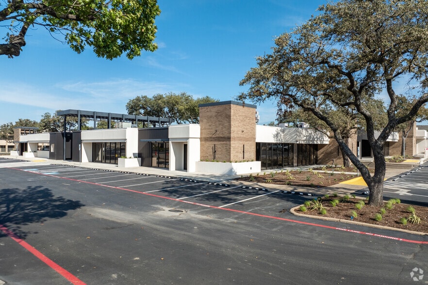 More Photos Of 13755 Lyndon B Johnson Freeway, Garland Restaurant For Lease