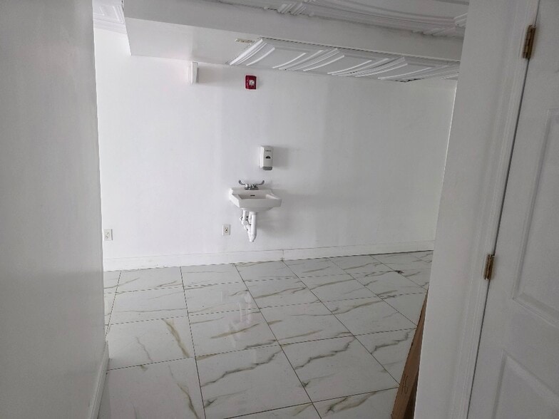 More Photos Of 983-985 Church St, Baldwin Storefront Retail Office For Lease