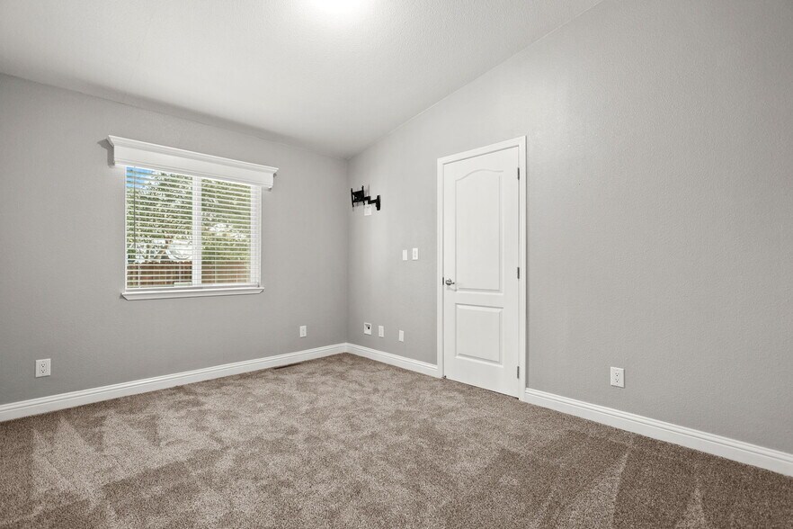 More Photos Of 2081 Victor Ave, Redding Office For Sale