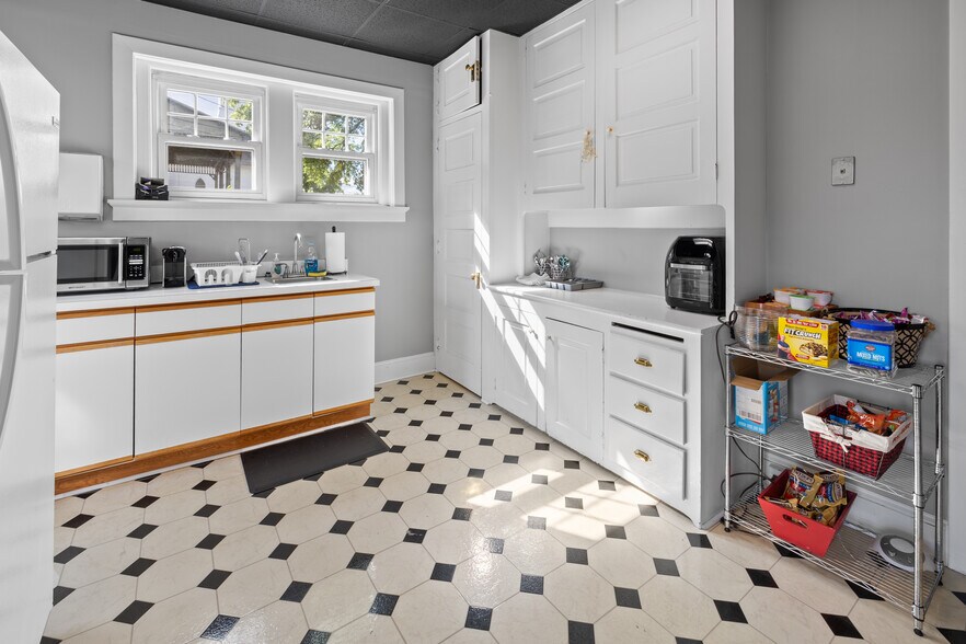 More Photos Of 184 W Main St, Trappe Office For Sale