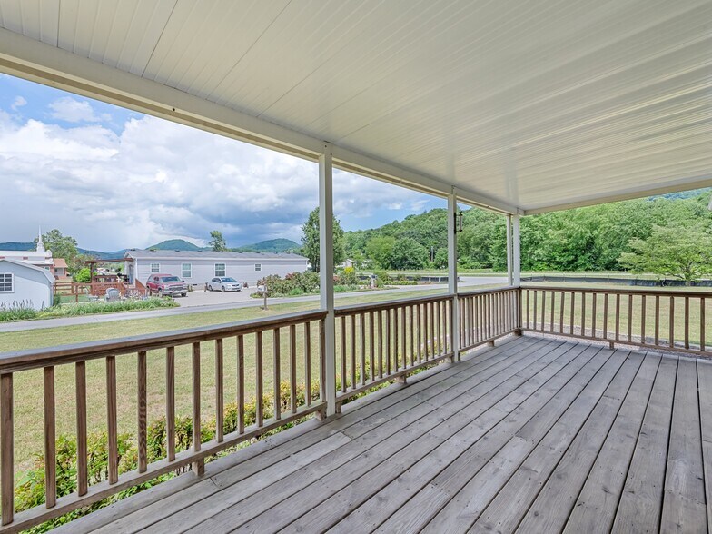 More Photos Of 25 Lester Ln, Waynesville Flex For Sale