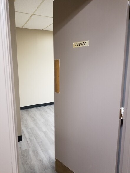 More Photos Of 49 Public Sq, Shelbyville Office For Sale