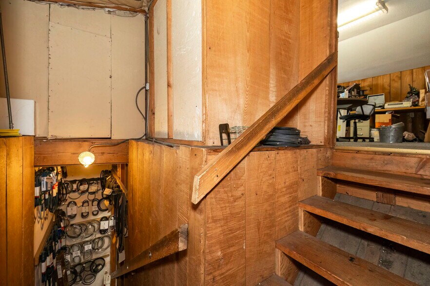 More Photos Of 901 Bay St, Port Orchard Storefront For Sale