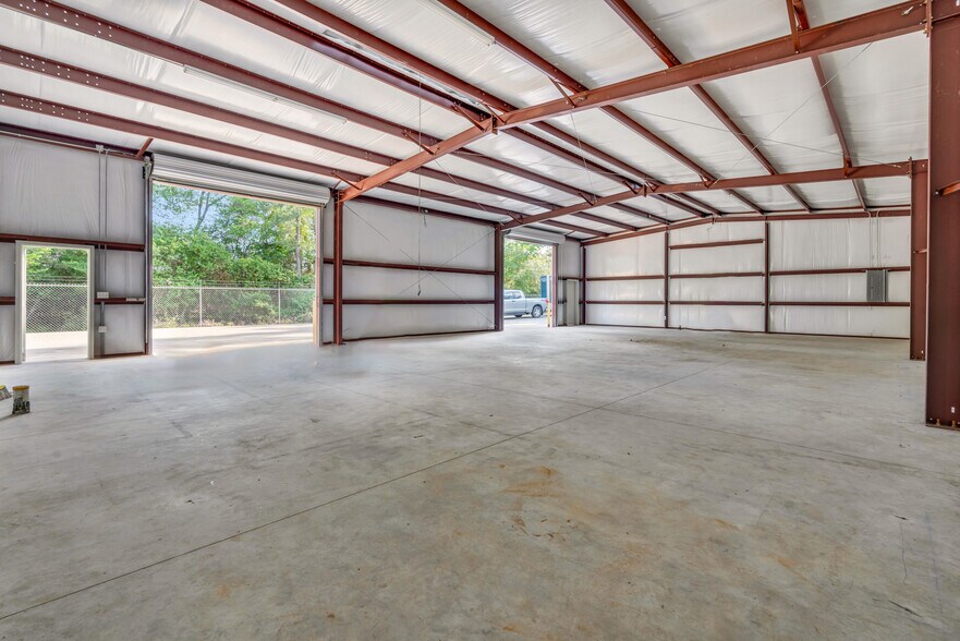 More Photos Of 923 Weisinger Dr, Magnolia Warehouse For Lease