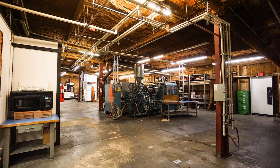 More Photos Of 1413 Sam Bass Rd, Round Rock Warehouse For Lease