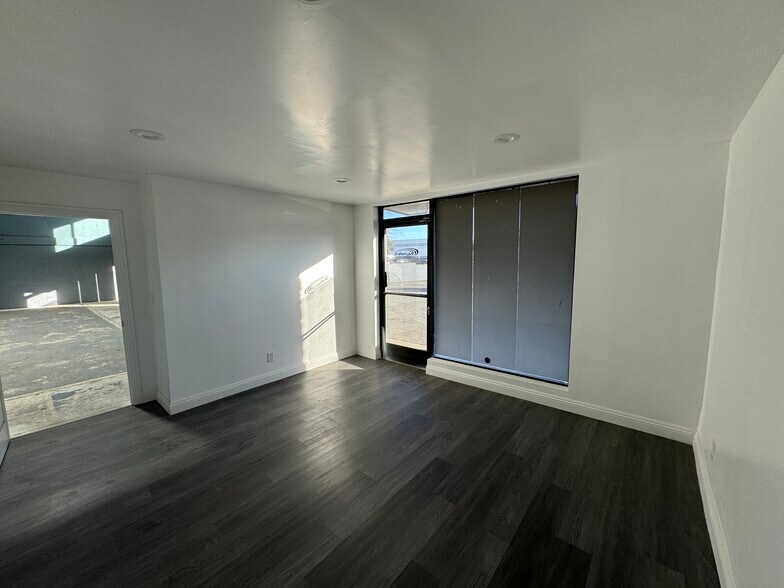 More Photos Of 3231 E 19th St, Signal Hill Warehouse For Lease