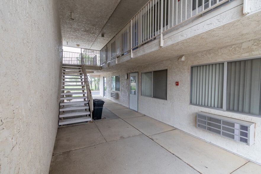 More Photos Of 1309 S Ohlman St, Mitchell Hotel For Sale