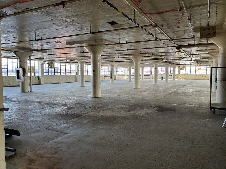 More Photos Of 236-276 Greenpoint Ave, Brooklyn Manufacturing For Lease