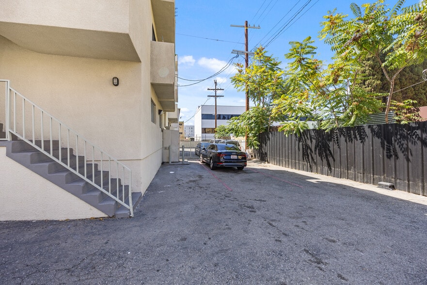 More Photos Of 2763 San Marino St, Los Angeles Apartments For Sale