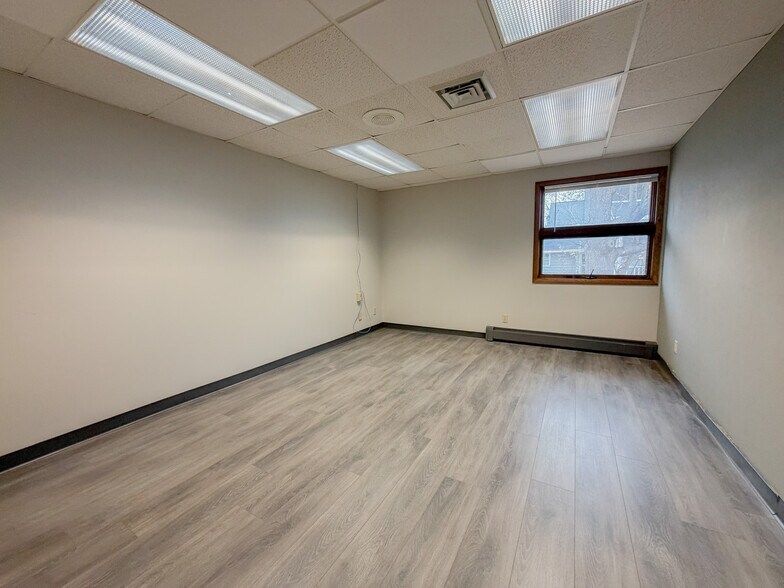 More Photos Of 515 Gold St, Green Lake Office For Sale