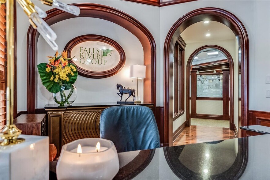 More Photos Of 599 9th St N, Naples Office For Sale