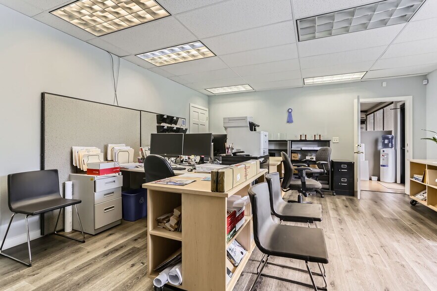 More Photos Of 5215 SE Flavel Dr, Portland Freestanding For Lease