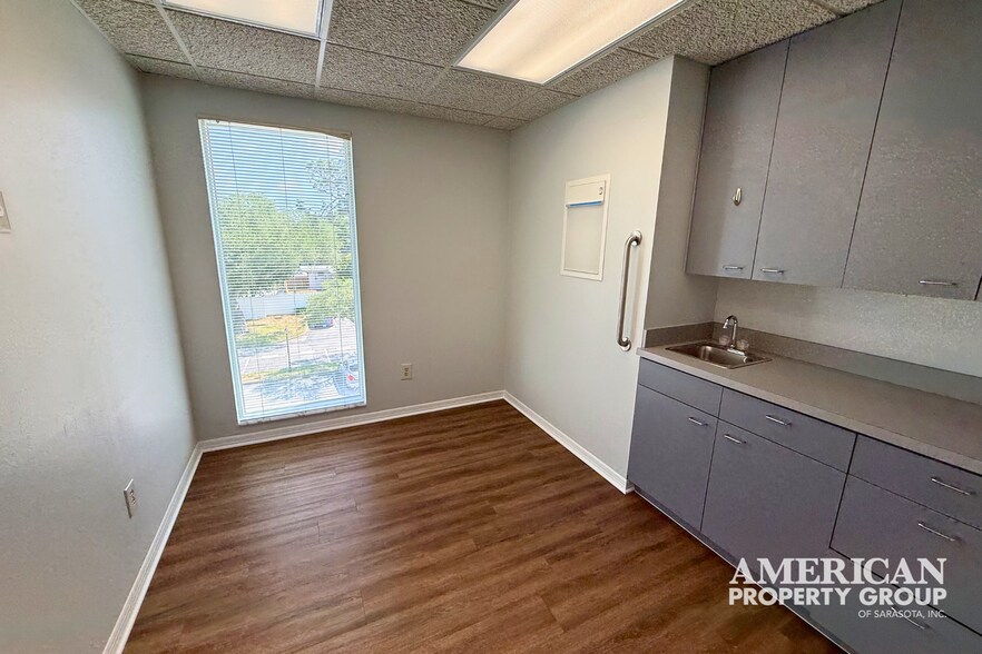 More Photos Of 1219 S East Ave, Sarasota Medical For Sale