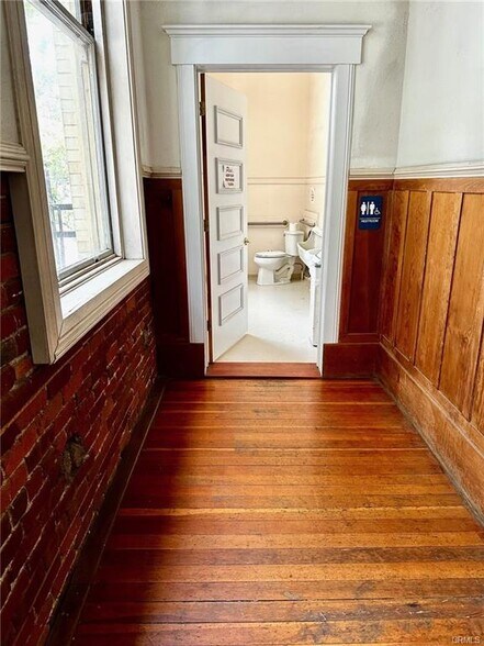 More Photos Of 131 W 1st St, Chico Storefront For Lease