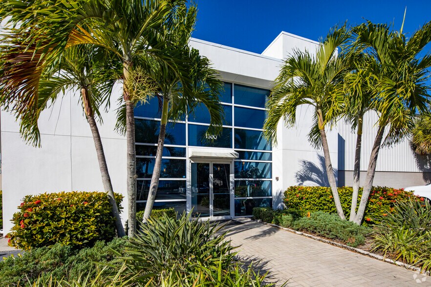 More Photos Of 1500 Independence Blvd, Sarasota Warehouse For Lease