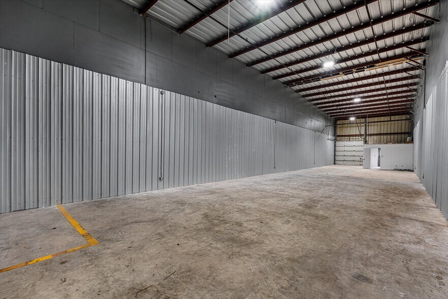 More Photos Of 5905 Financial Plz, Shreveport Warehouse For Lease