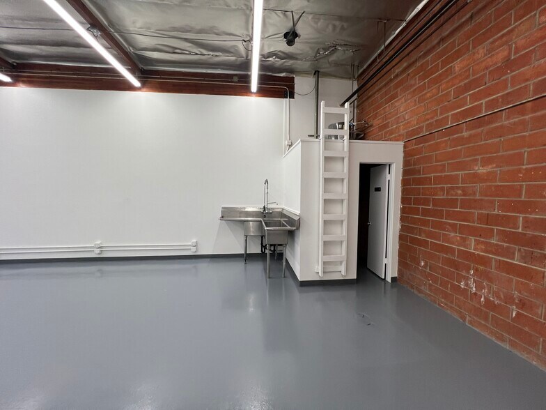 More Photos Of 7411 Laurel Canyon Blvd, North Hollywood Warehouse For Lease