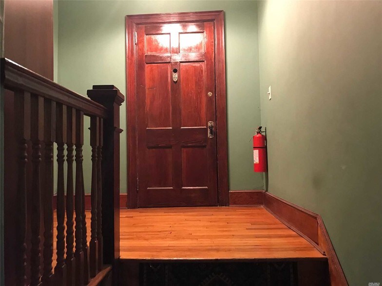 More Photos Of 41 Main St, Roslyn Freestanding For Lease