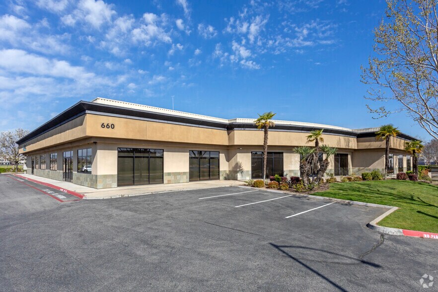 More Photos Of 660 W Locust Ave, Fresno Office For Lease