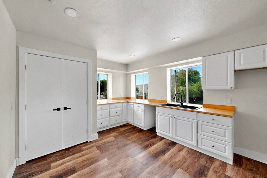 More Photos Of 11544 Cockleburr Rd, Roanoke Warehouse For Lease