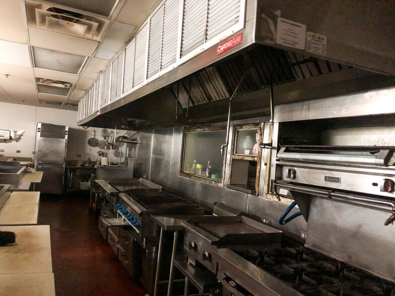 More Photos Of 649 Lake Cook Rd, Deerfield Restaurant For Lease