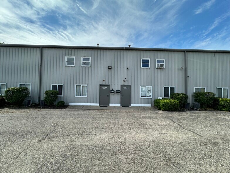 More Photos Of 189 Poplar Pl, North Aurora Warehouse For Lease
