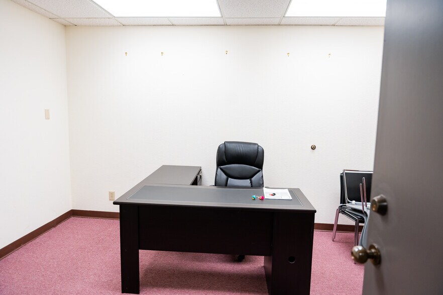 More Photos Of 407 N Cedar Ridge Dr, Duncanville Office Residential For Lease